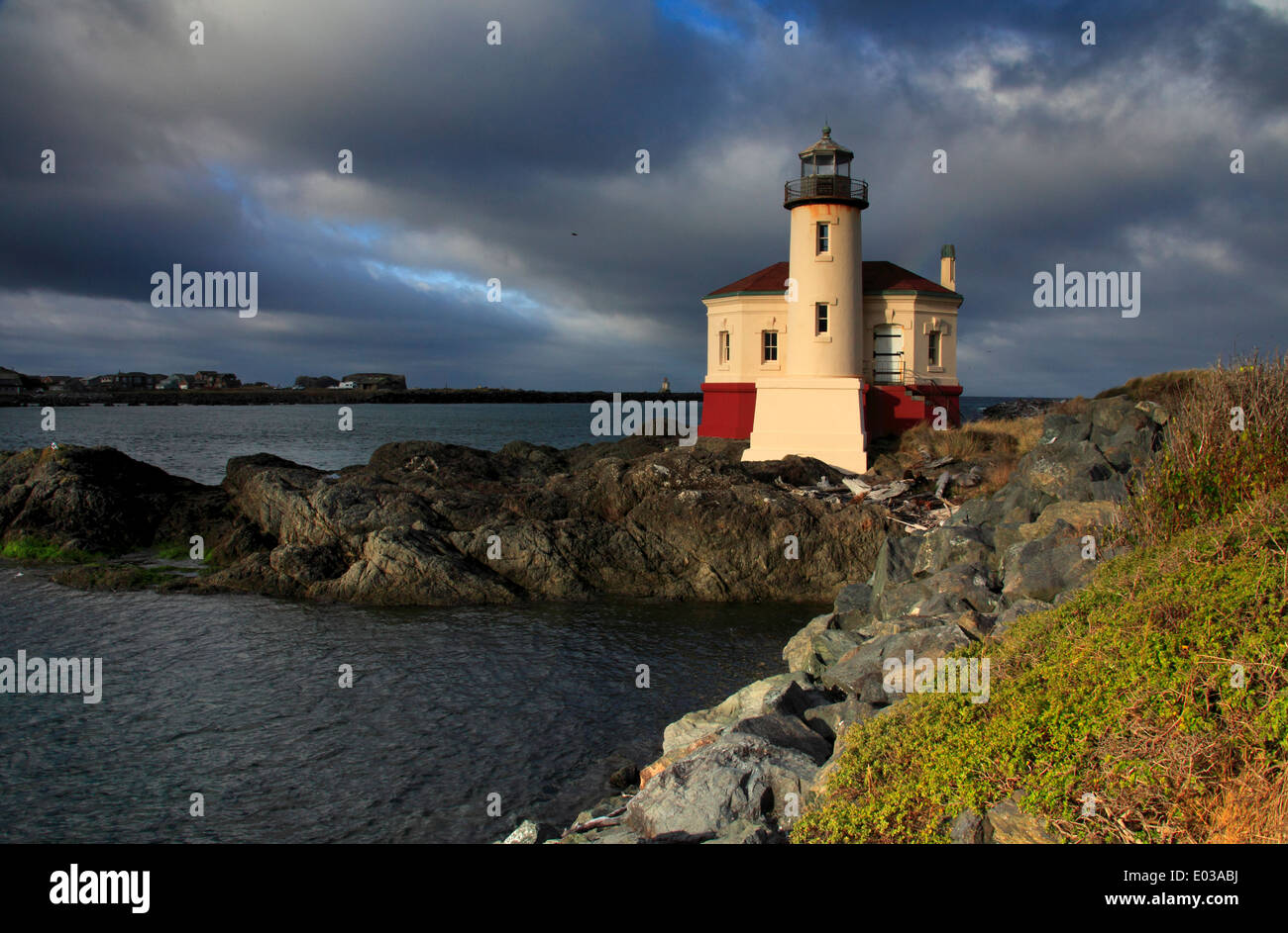 Photo du phare de coquille river avec un ciel orageux, côte de l'Oregon, USA Banque D'Images