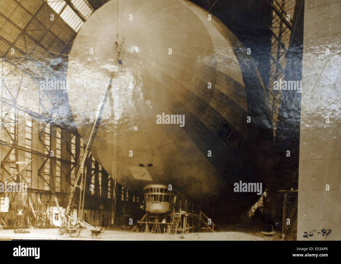 Le Zeppelin LZ 127 Graf Zeppelin était un dirigeable de construction allemande, exploité par Deutsche Luftschiffahrts-Aktiengesellschaft (DELAG). Connu pour ses vols historiques, y compris une traversée transatlantique, le LZ 127 était un dirigeable pionnier qui a influencé le développement de l'aviation plus légère que l'air. Sa conception et sa technologie ont marqué une réalisation significative dans l'ingénierie des dirigeables. Banque D'Images