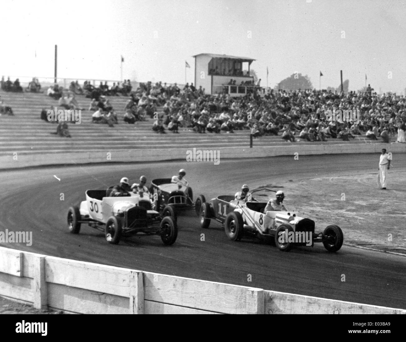 La collection Pavey capture des moments sur le circuit de Santa Ana en Californie pendant la saison 1946-47. Il met en lumière les débuts de l'histoire du sport automobile et les événements qui ont façonné la culture de la course automobile dans l'après-guerre. Banque D'Images