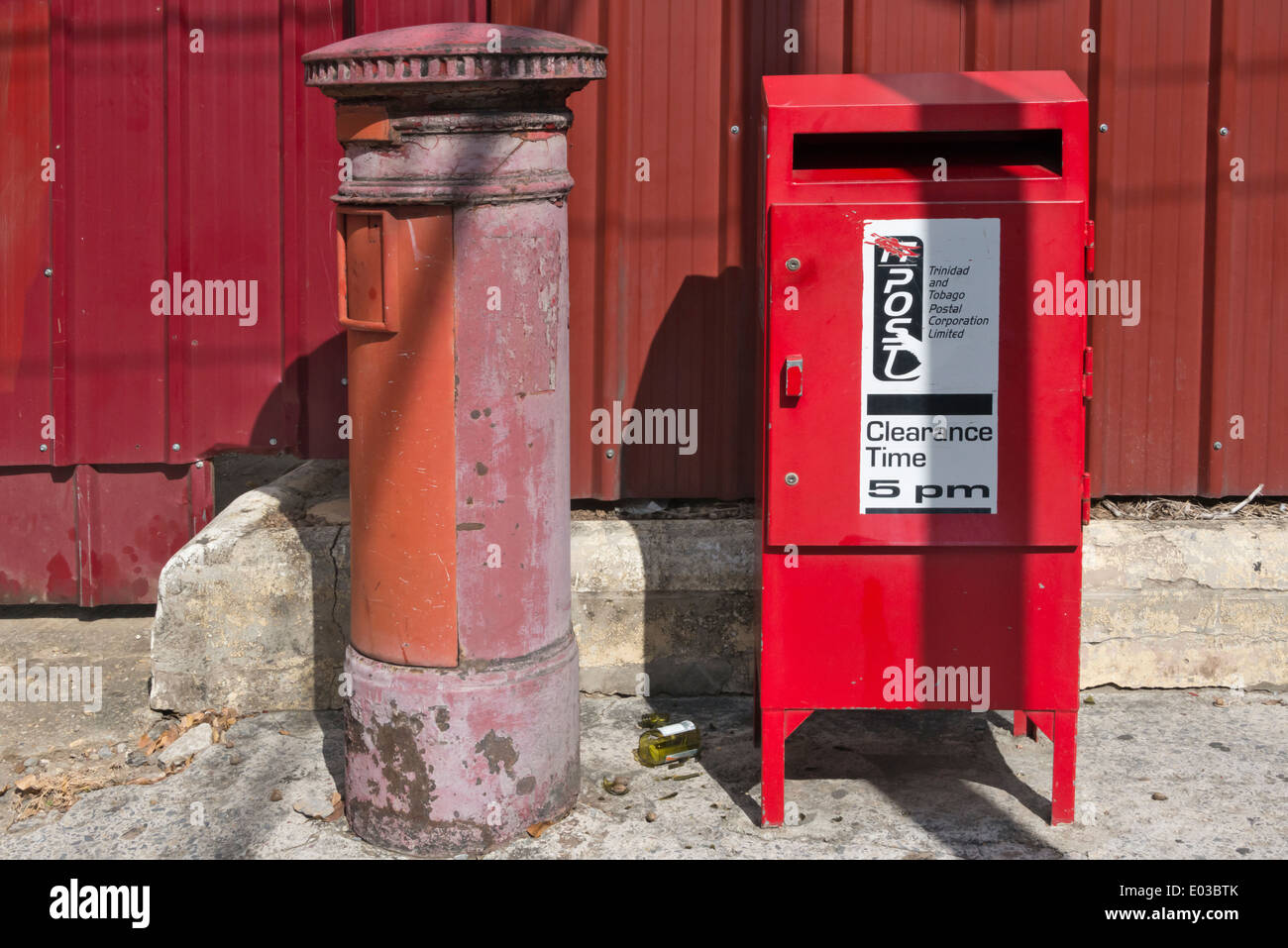 Boîte postale dans la rue, Port d'Espagne, République de Trinité-et-Tobago Banque D'Images