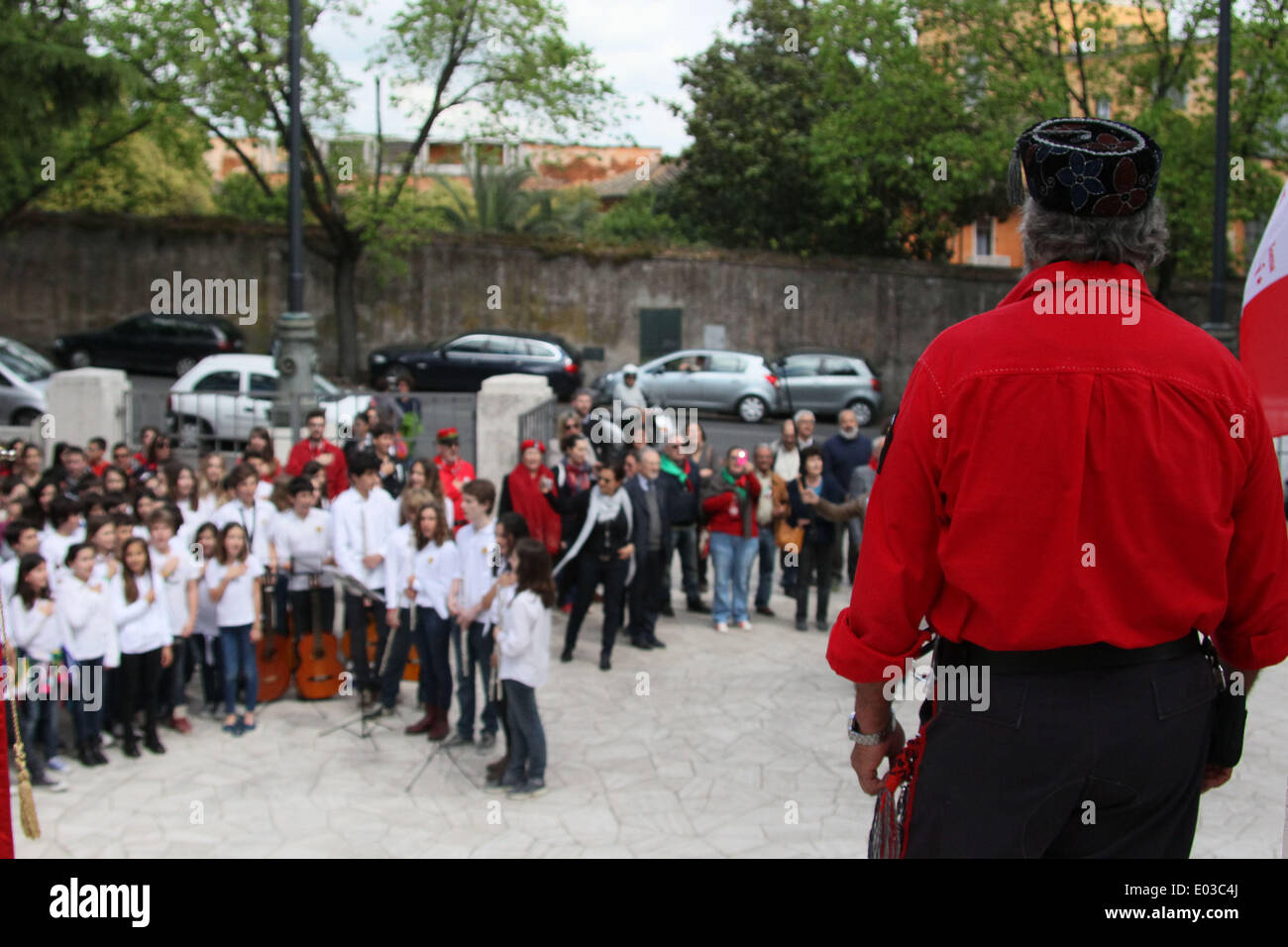 Rome, Italie. Apr 30, 2014. Reportage/Football : anniversaire de la bataille du 30 avril, dans la défense de la république romaine. À Rome, dans la région de Gianicolo, dans le musée de la république romaine et la mémoire de Garibaldi, a eu lieu une cérémonie en mémoire de la bataille de la défense de Rome le 30 avril 1849. Un groupe de figurants déguisés en Garibladi presiede au cours de la cérémonie à la mémoire des soldats tombés pendant la bataille. Crédit : marco iacobucci/Alamy Live News Banque D'Images