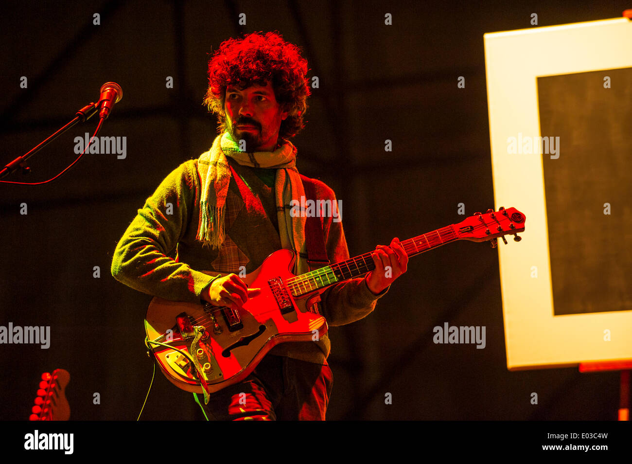 Turin, Italie. Apr 30, 2014. Torino Jazz Festival Concert de Caetano Veloso - Pedro Sà guitariste : crédit facile vraiment Star/Alamy Live News Banque D'Images