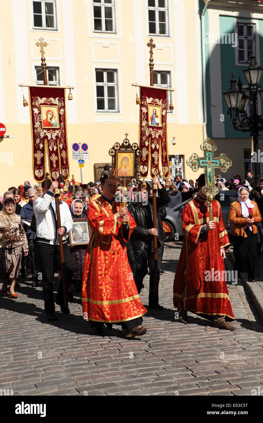 Une procession orthodoxe en dehors de la cathédrale Alexandre-nevski à Tallinn, Estonie. Banque D'Images