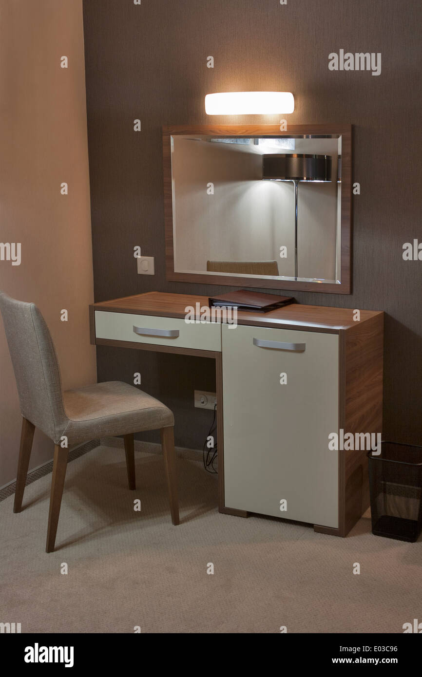 Intérieur avec table de nuit, chaise et un miroir Banque D'Images
