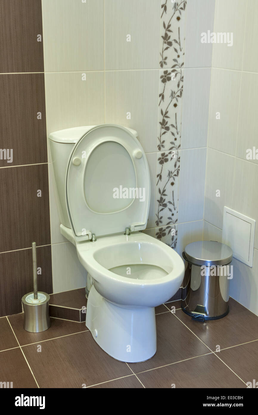Toilettes avec wc et brosse wc Banque D'Images