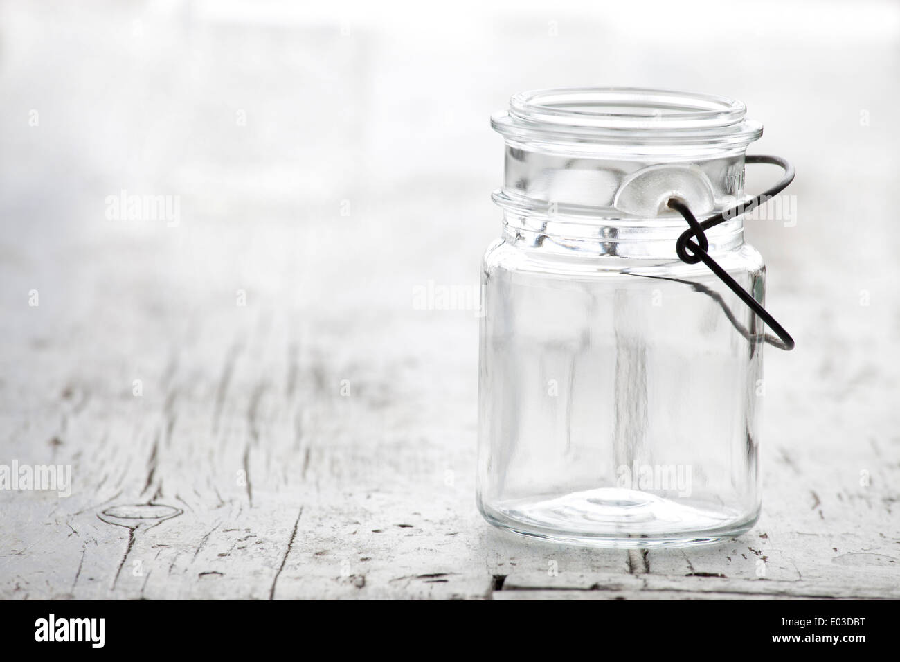 Vide pot Mason sur vintage bois blanc Banque D'Images Vide pot Mason sur vintage bois blanc Banque D'Images