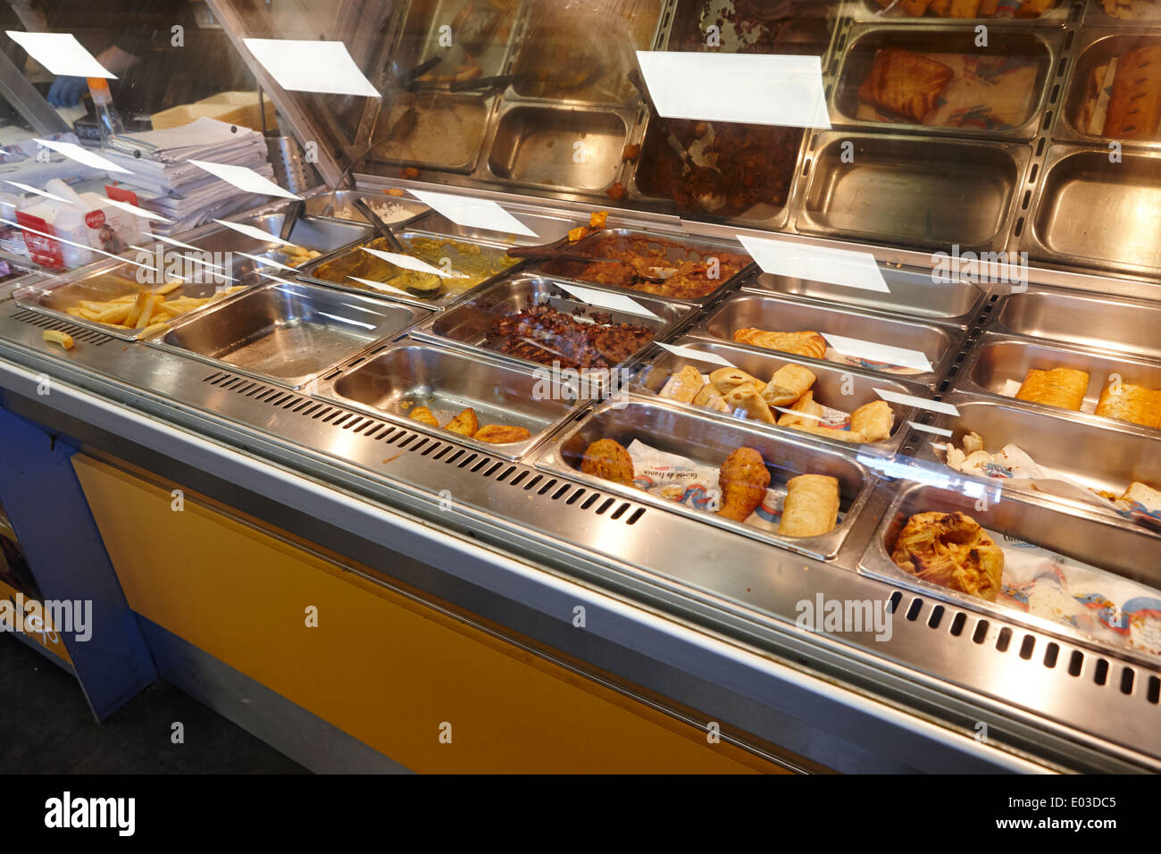 Les aliments chauds charcuterie dans un dépanneur de station de remplissage en Irlande du Nord Banque D'Images