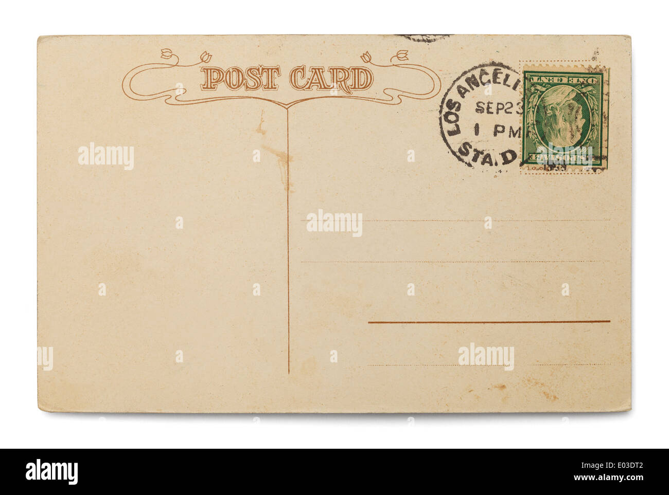 Carte postale timbrée avec copie espace isolé sur fond blanc. Banque D'Images