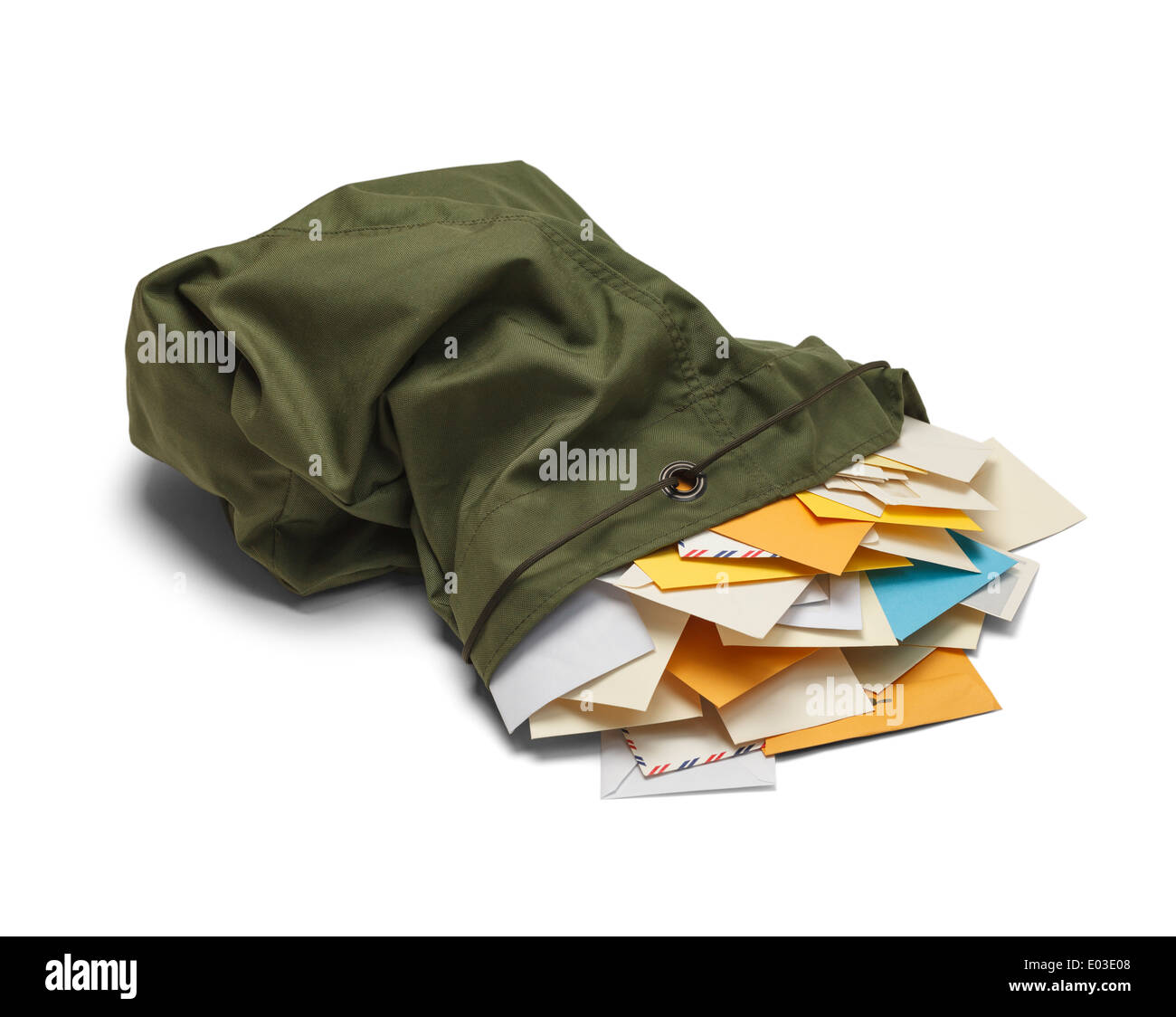 Grand sac Courrier vert avec enveloppes Spilling Out isolé sur fond blanc. Banque D'Images