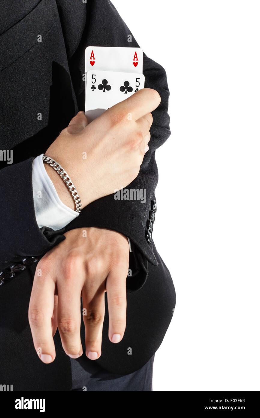 Un élégant jeune homme faisant des tours de carte avec les cartes de poker Banque D'Images