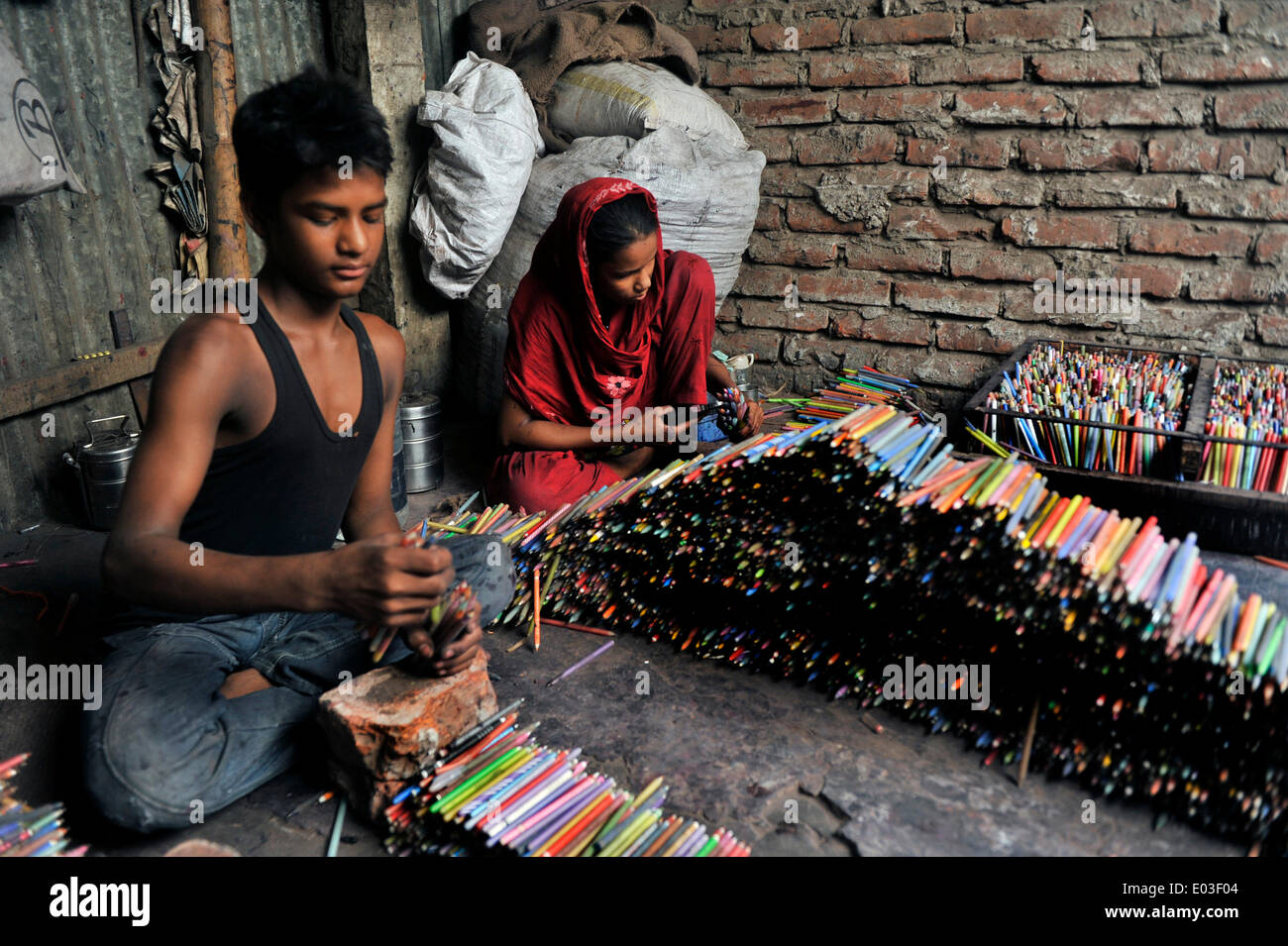Dhaka Bangladesh 30 Avril En Vertu De La Legislation Du Travail Du Bangladesh L Age Minimum Legal Pour Travailler Est De 14 Mais 90 Pour Cent Des Enfants Travailleurs Travaillent Dans