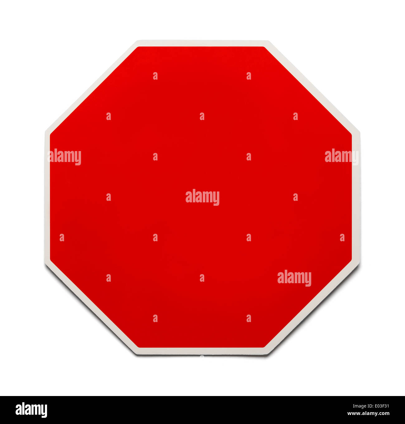 Panneau de circulation rouge avec copie espace isolé sur fond blanc. Banque D'Images