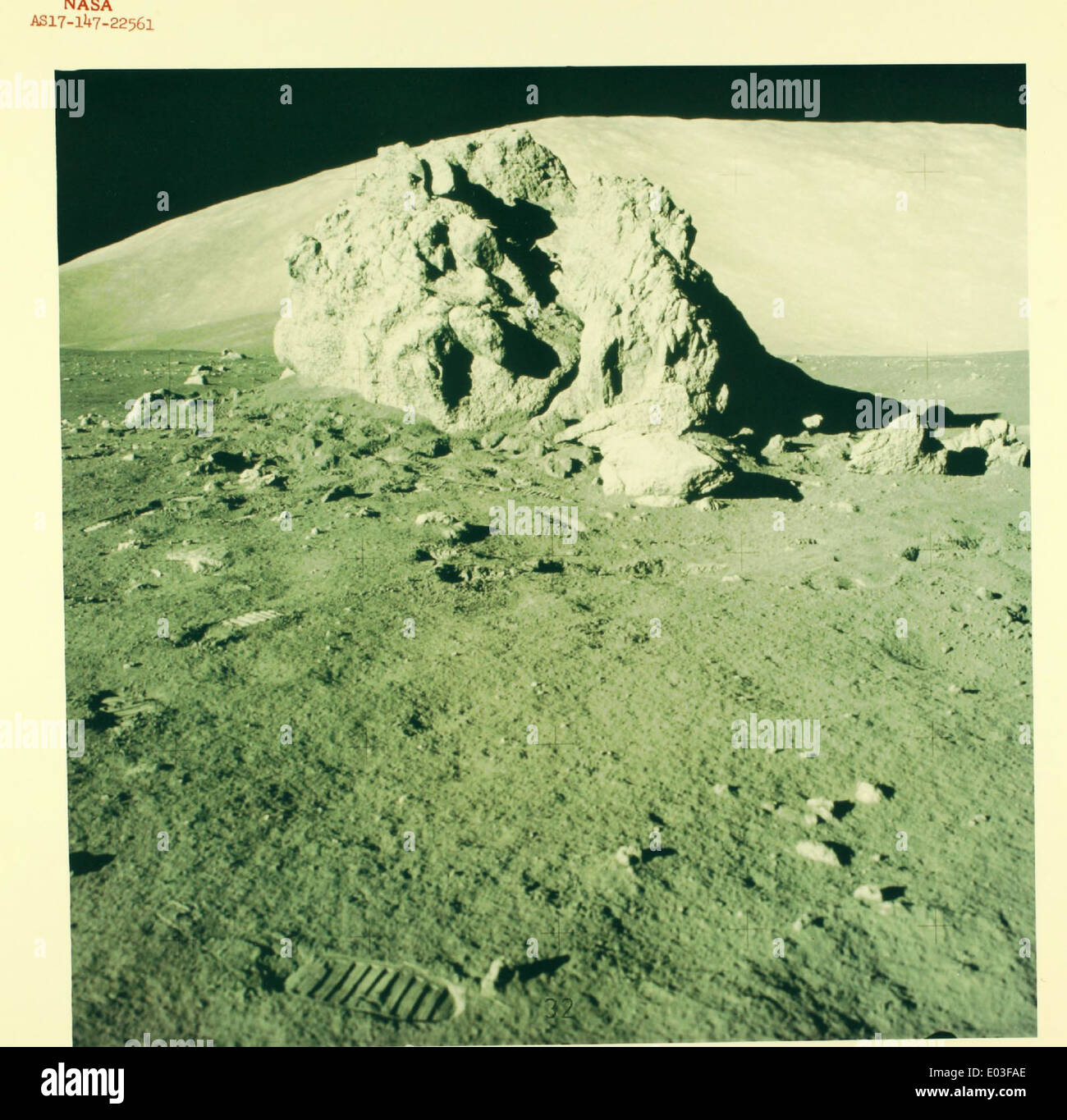 Cette photographie brillante, prise par la NASA, représente la Lune avec des détails étonnants. Il met en valeur la surface du corps céleste, mettant en évidence les caractéristiques du paysage lunaire capturées lors de missions d’exploration spatiale. Banque D'Images