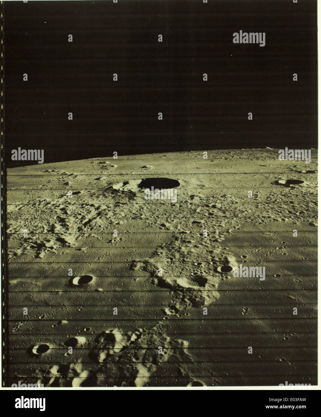 Cette photographie brillante, prise par la NASA, capture une image étonnante de la Lune. Faisant partie du programme spatial Apollo, il met en évidence le satellite naturel de la Terre, mettant en valeur les détails de la surface lunaire. Banque D'Images