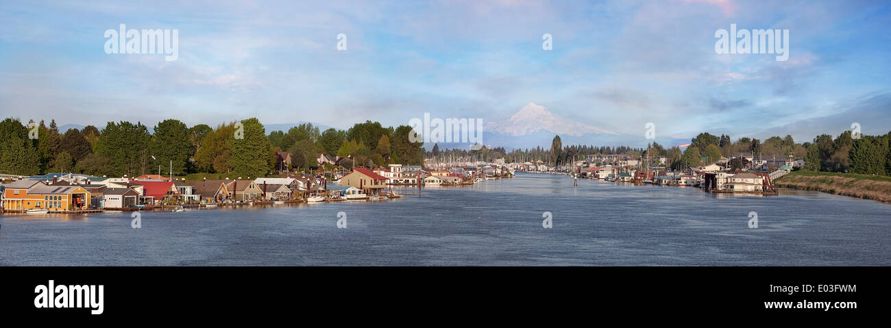 Maisons et bateaux de plaisance à Hayden Island le long de la rivière Columbia avec Mt Hood Panorama Banque D'Images