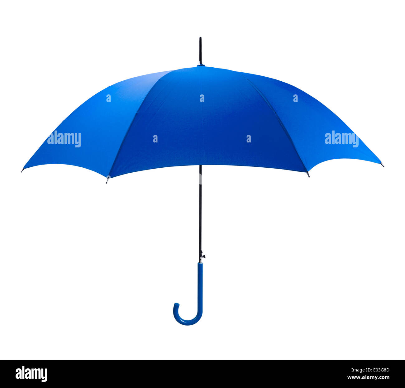 Parapluie bleu vif sur le côté isolé sur fond blanc. Banque D'Images