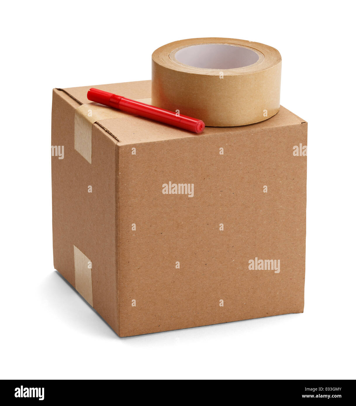 Boîte en carton brun avec des matériaux d'emballage, isolatedon un fond blanc. Banque D'Images