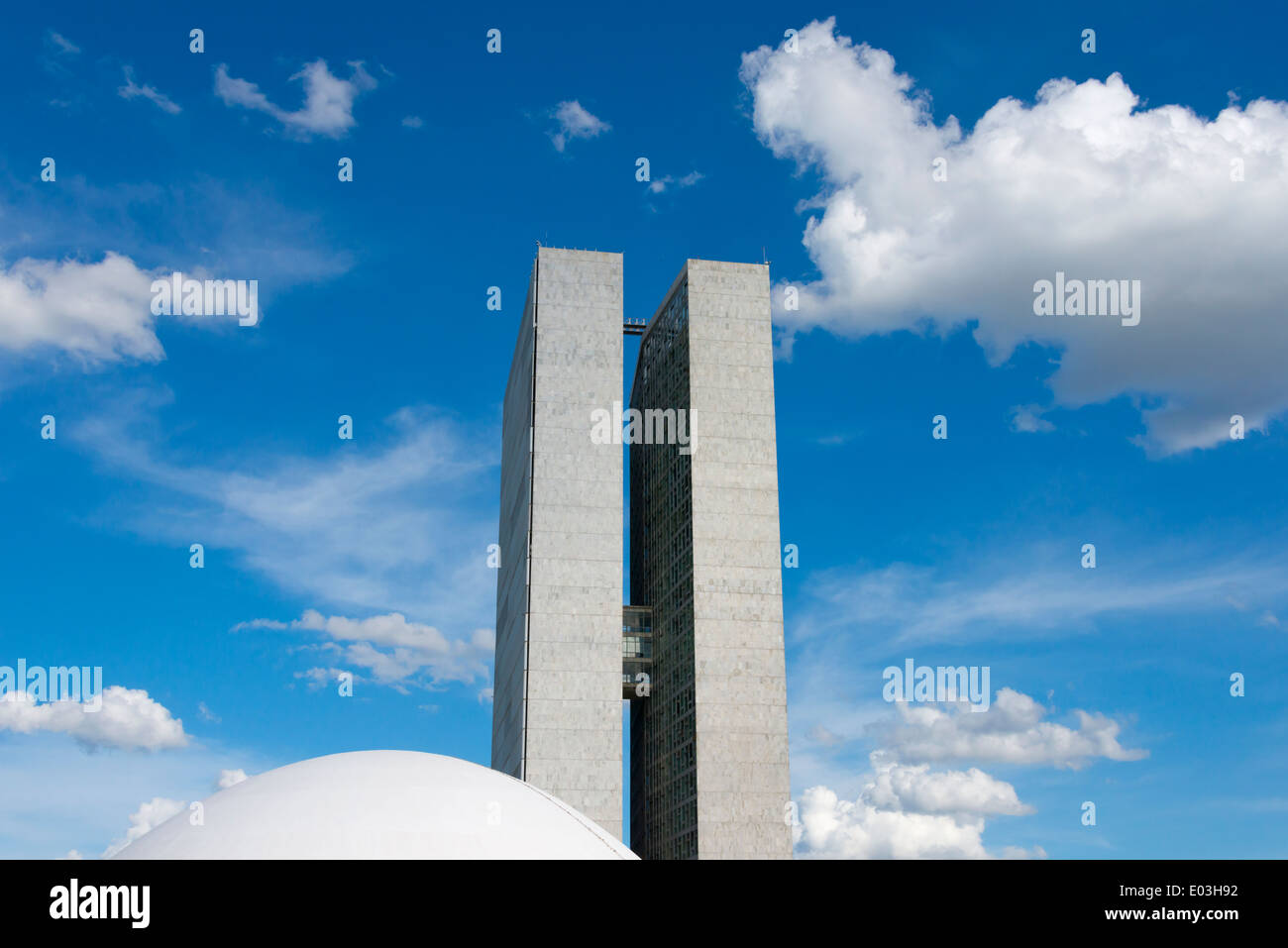 Congrès national complexe conçu par l'architecte Oscar Niemeyer, bombé et le Parlement Sénat office tower, Brasilia, Brésil Banque D'Images