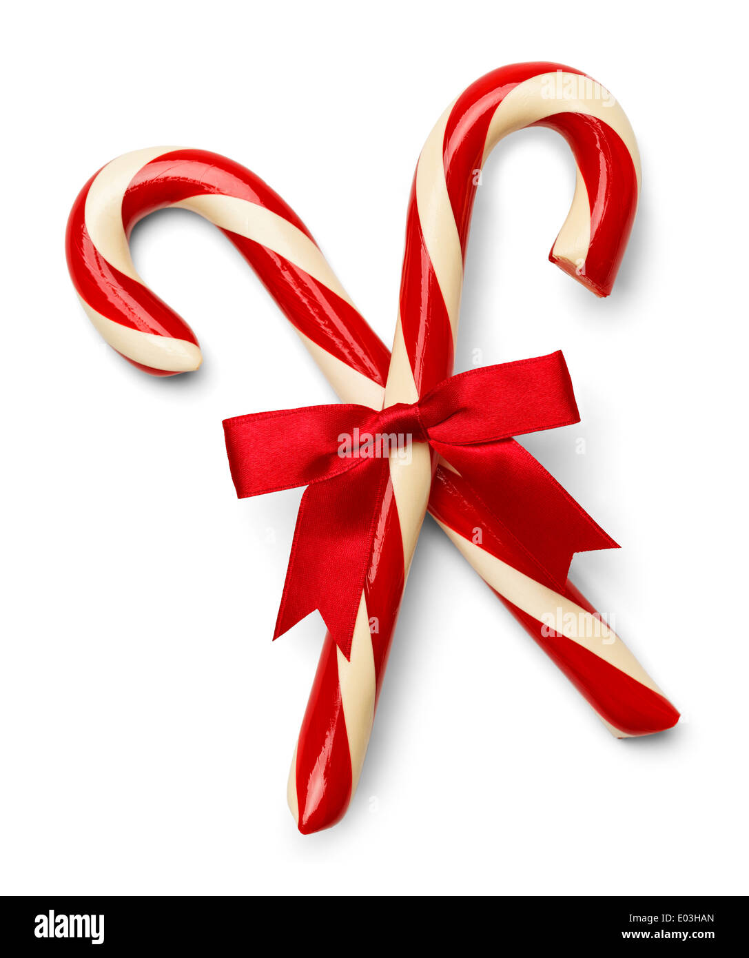 Deux Candycanes croisés avec ruban rouge isolé sur fond blanc. Banque D'Images