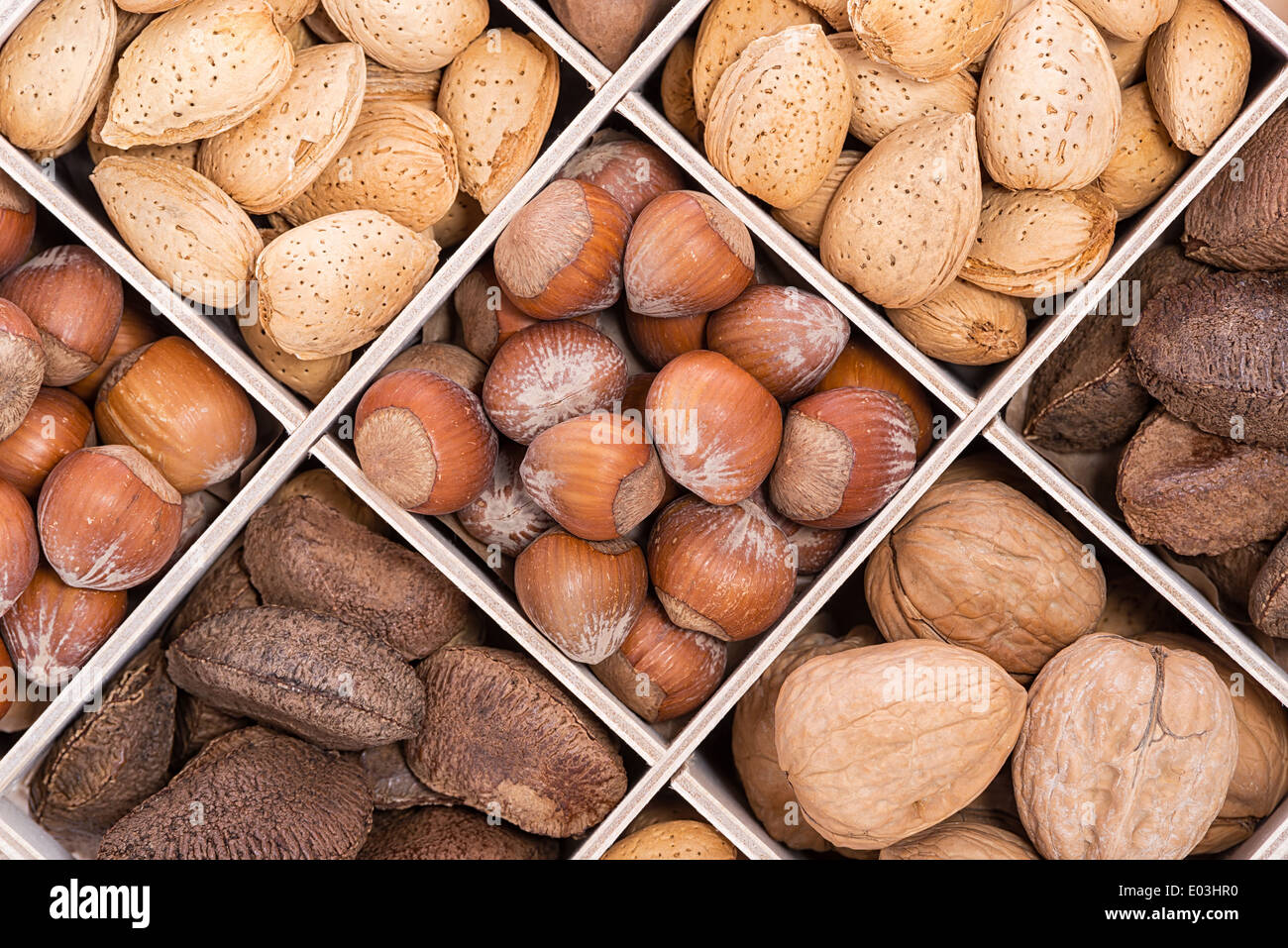 Mélanger les noix, amandes, noix, noisettes, noix du Brésil et dans une caisse en bois de soude Banque D'Images