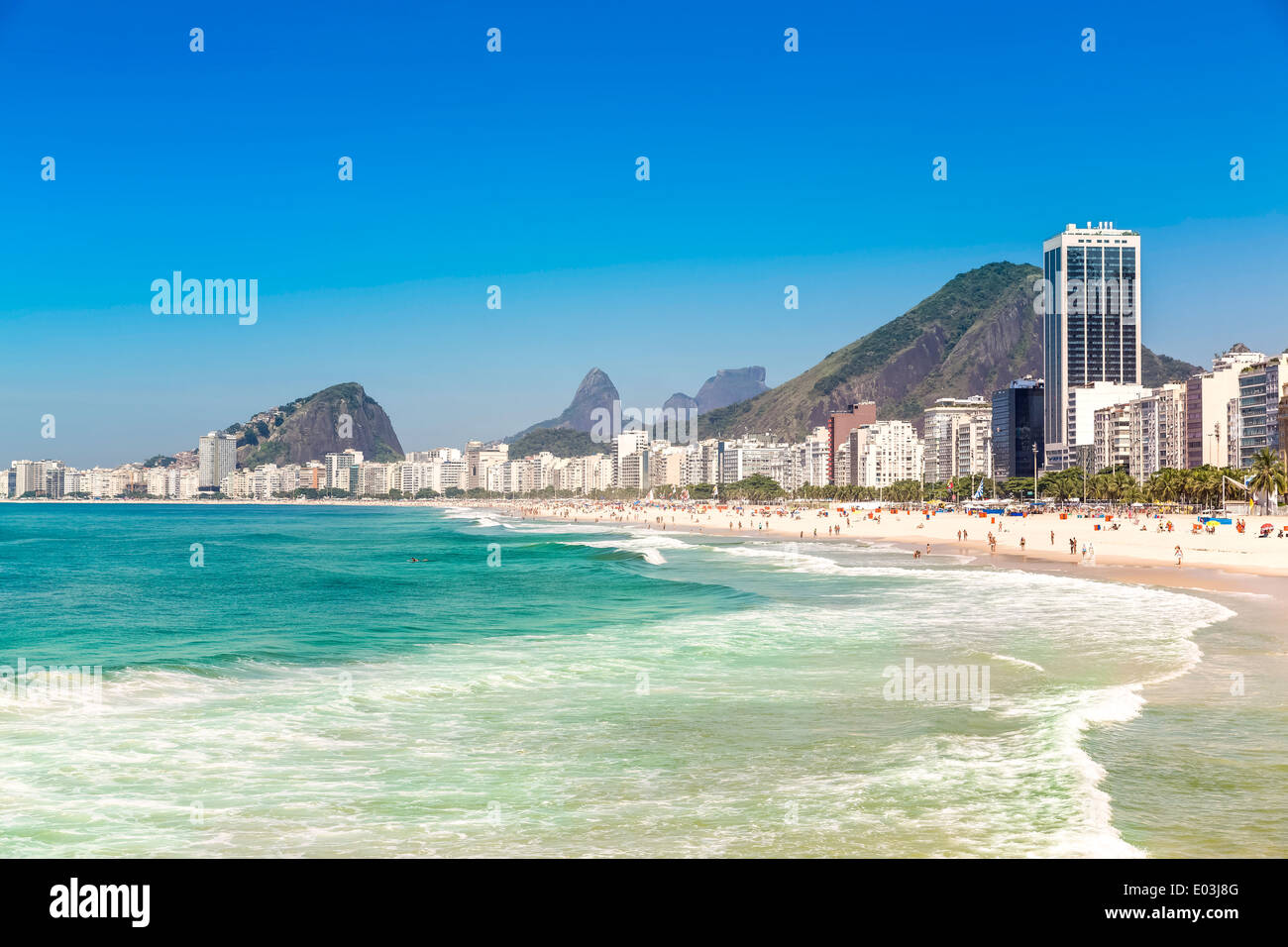 Journée ensoleillée sur la plage de Copacabana à Rio de Janeiro, Brésil Banque D'Images