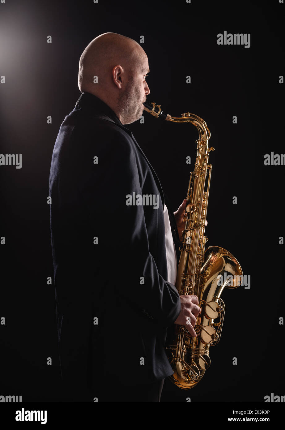 Des profils musician playing saxophone ténor, fond sombre Banque D'Images