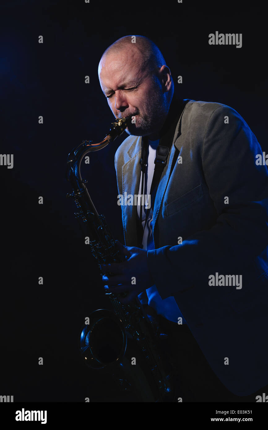 Des profils musician playing saxophone ténor, smoky blue background Banque D'Images
