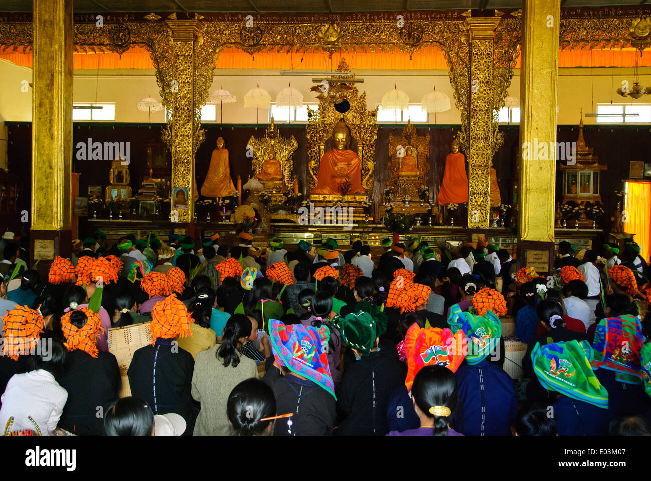 Pa-oh villageois rassemblement dans un temple bouddhiste sur un jour saint. Banque D'Images