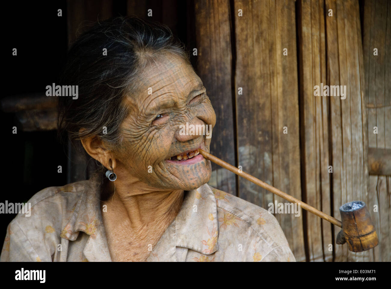 Un visage-menton tatoué woman smiling avec son tuyau. Banque D'Images