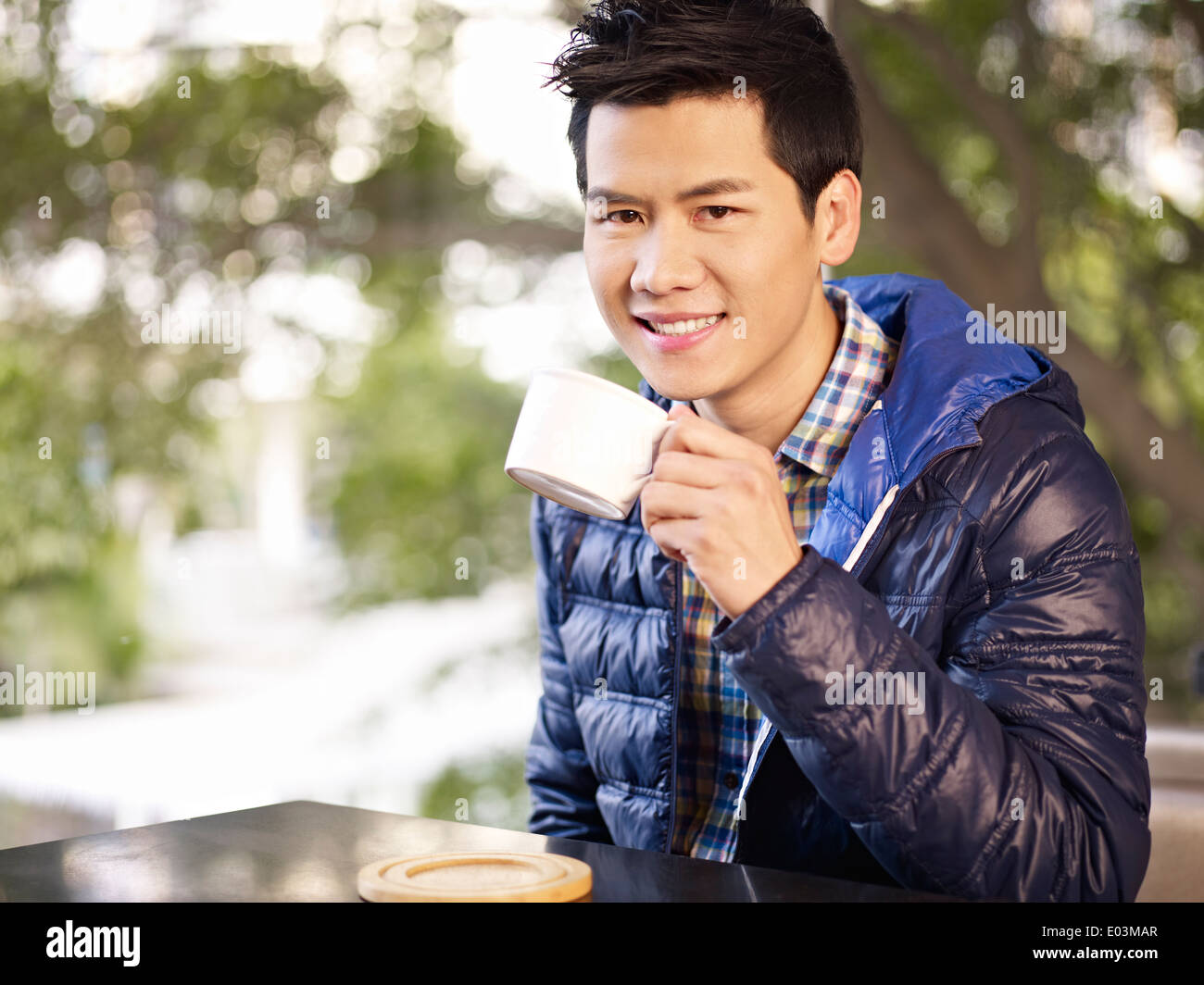 Young man drinking coffee Banque D'Images