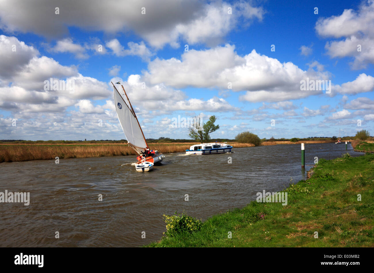 Un yacht sur les Norfolk Broads louvoyer contre un vent contraire fort près de Horning, Norfolk, Angleterre, Royaume-Uni. Banque D'Images