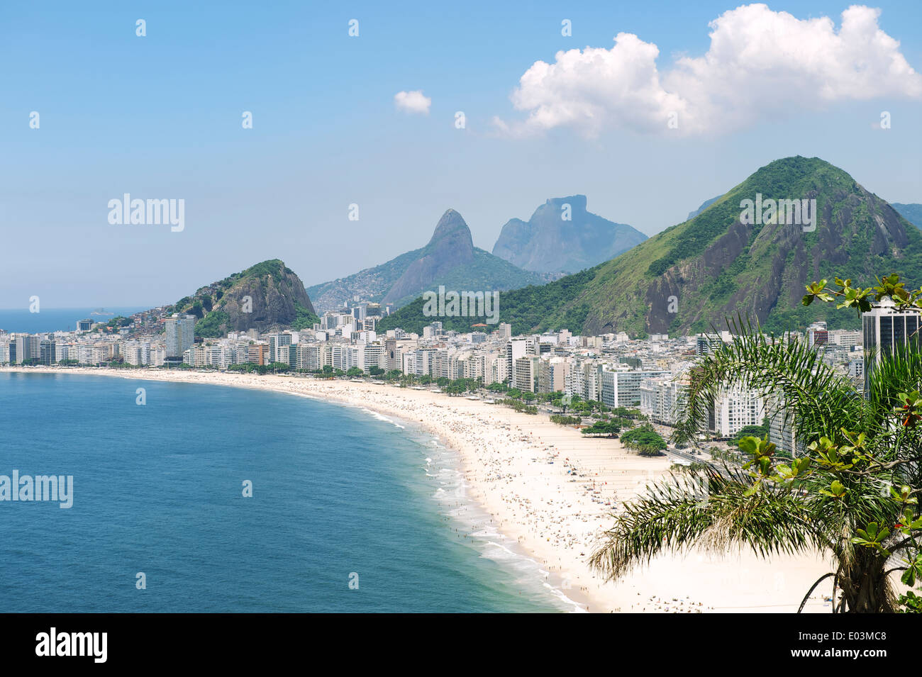 Sur la plage de Copacabana tropical avec des toits de la ville de Rio de Janeiro Brésil Vue aérienne Banque D'Images