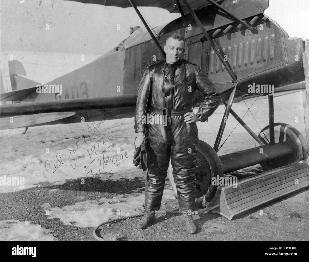 Le colonel Joseph Clark en face d'un USAAS Fokker D.VII Banque D'Images