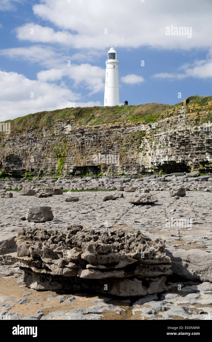 Nash Point LIghthouse, la côte du Glamorgan, Vale of Glamorgan, Pays de Galles, Royaume-Uni. Banque D'Images