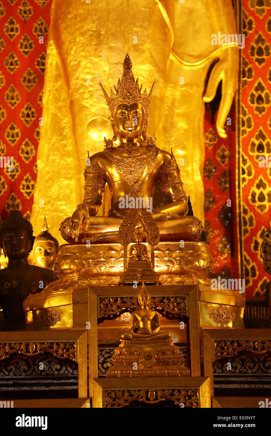 Statue du Bouddha d'or à l'intérieur du Wat Chedi Luang temple à Chiang Mai, Thaïlande Banque D'Images