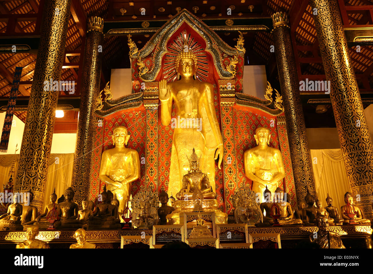 Statue du Bouddha d'or à l'intérieur du Wat Chedi Luang temple à Chiang Mai, Thaïlande Banque D'Images