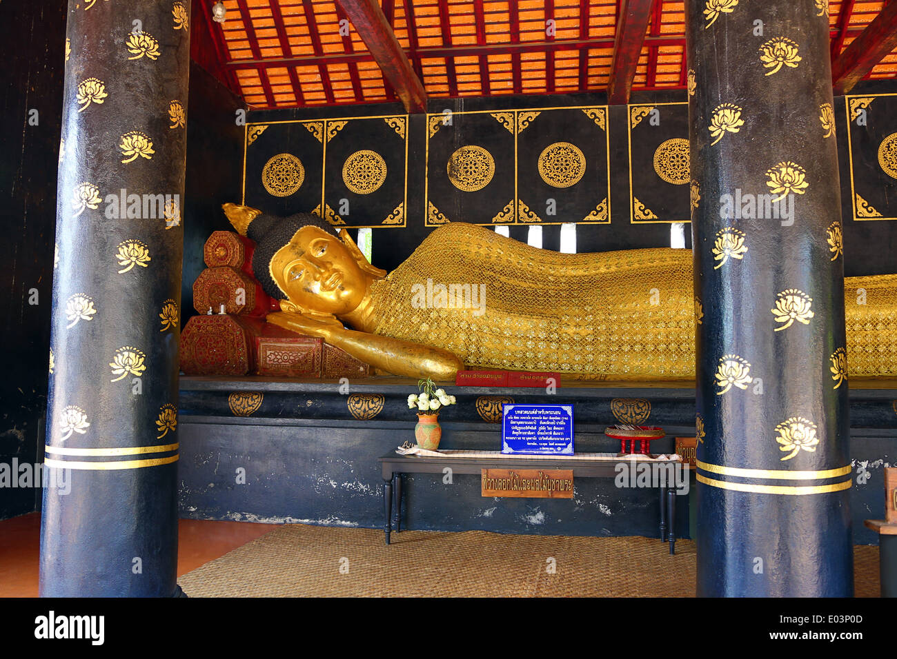 Statue de Bouddha d'or de Wat Chedi Luang temple à Chiang Mai, Thaïlande Banque D'Images