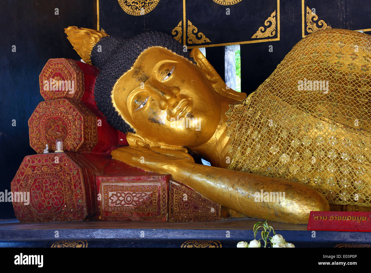 Statue de Bouddha d'or de Wat Chedi Luang temple à Chiang Mai, Thaïlande Banque D'Images