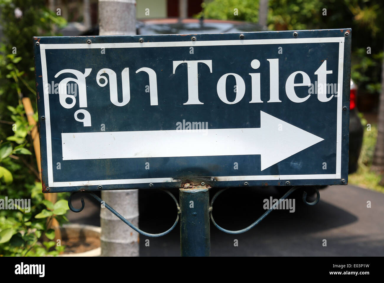 Toilettes sign in Thai à Wat Phra Singh temple à Chiang Mai, Thaïlande Banque D'Images
