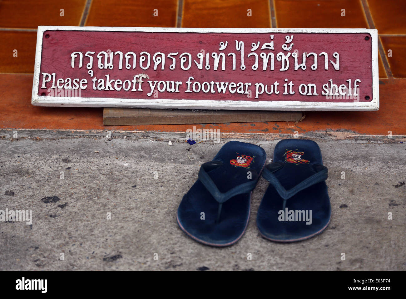 Enlevez vos chaussures signe à Wat Chedi Luang temple à Chiang Mai, Thaïlande Banque D'Images