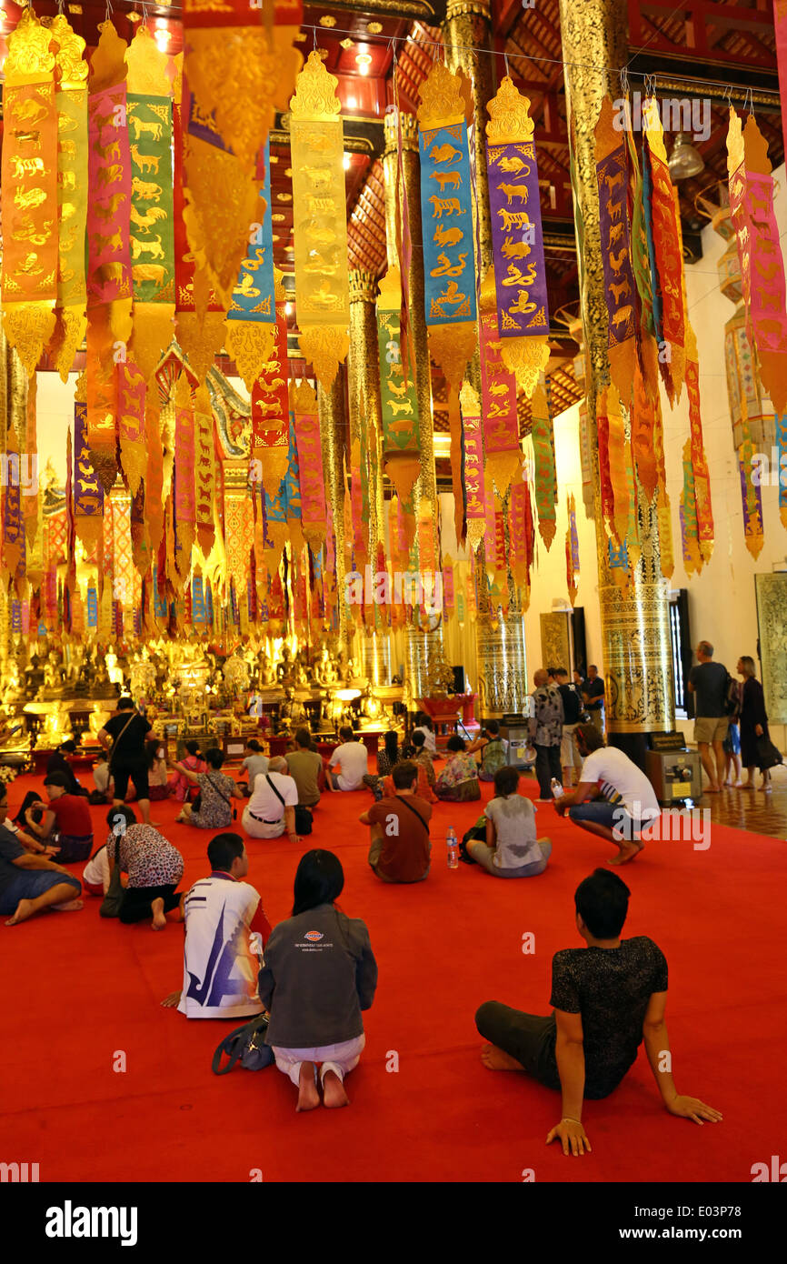 Bannières et Nouvel An à l'intérieur de la statue de Bouddha en or Wat Chedi Luang Temple pendant Songkran à Chiang Mai, Thaïlande Banque D'Images