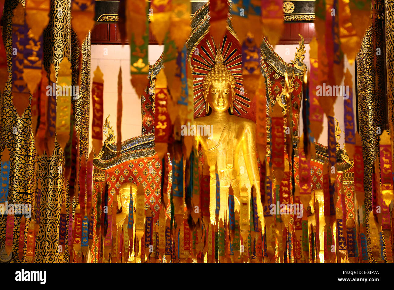 Bannières et Nouvel An à l'intérieur de la statue de Bouddha en or Wat Chedi Luang Temple pendant Songkran à Chiang Mai, Thaïlande Banque D'Images