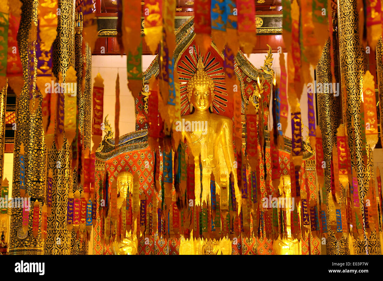 Bannières et Nouvel An à l'intérieur de la statue de Bouddha en or Wat Chedi Luang Temple pendant Songkran à Chiang Mai, Thaïlande Banque D'Images