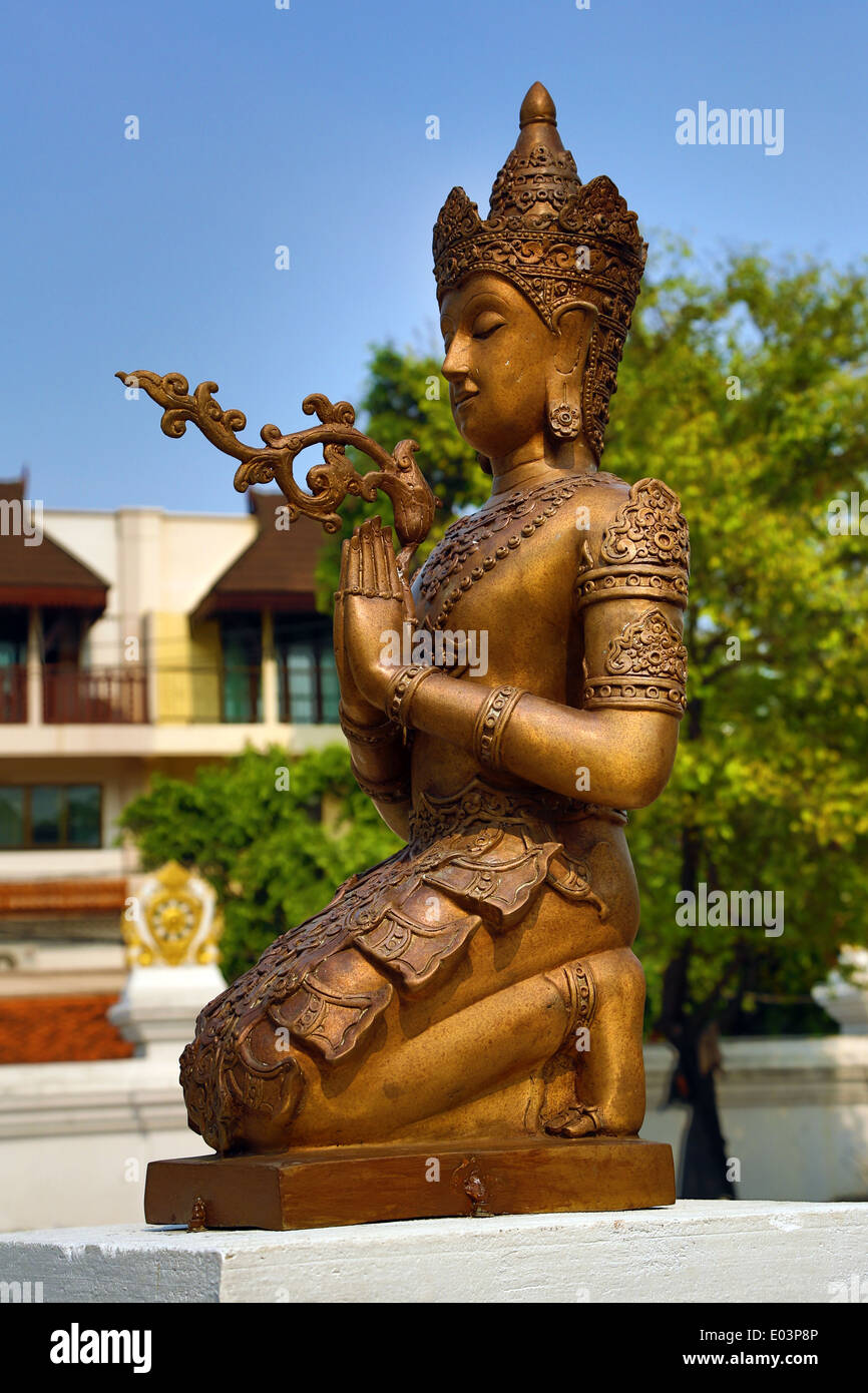 Statue au pilier de la ville de culte au Wat Chedi Luang temple à Chiang Mai, Thaïlande Banque D'Images