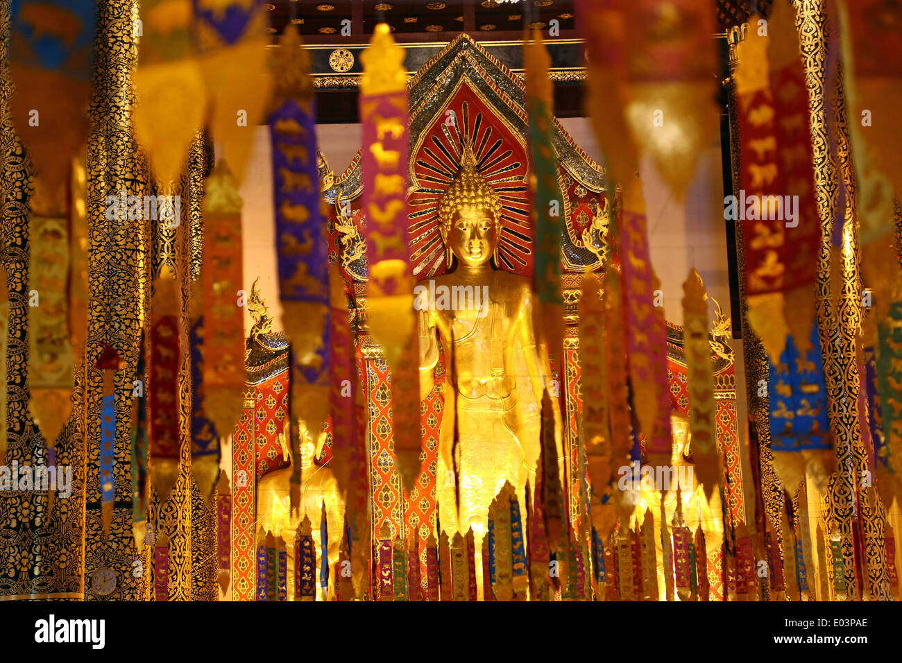 Bannières et Nouvel An à l'intérieur de la statue de Bouddha en or Wat Chedi Luang Temple pendant Songkran à Chiang Mai, Thaïlande Banque D'Images