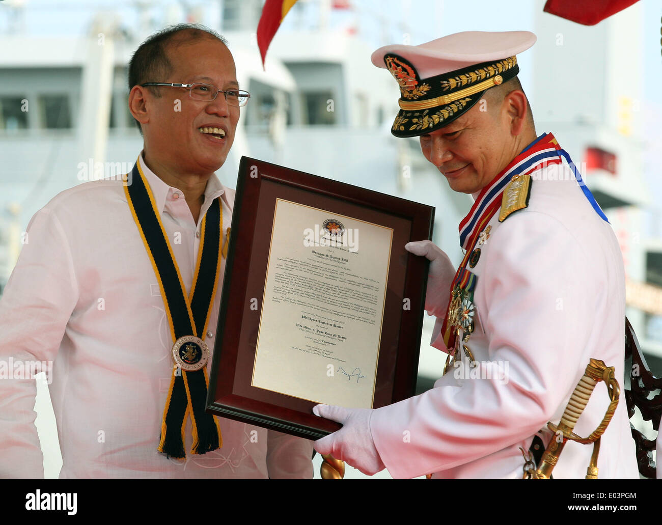La ville de Cavite, Philippines. Apr 30, 2014. Le président Benigno S. Aquino III confère la Légion d'honneur avec le grade de commandant de la marine philippine sortant (PN) Vice-amiral en chef Jose Luis Alain lors de la passation de commandement de la PN et la retraite Cérémonie au Capt Salvo Pier à Sangley Point, Cavite City le mercredi (30 avril 2014). Le commandant en chef nomme le Contre-amiral Jésus Millan comme le 34e commandant du pavillon (FOIC) après son prédécesseur Alain prend sa retraite du service militaire. Credit : PACIFIC PRESS/Alamy Live News Banque D'Images