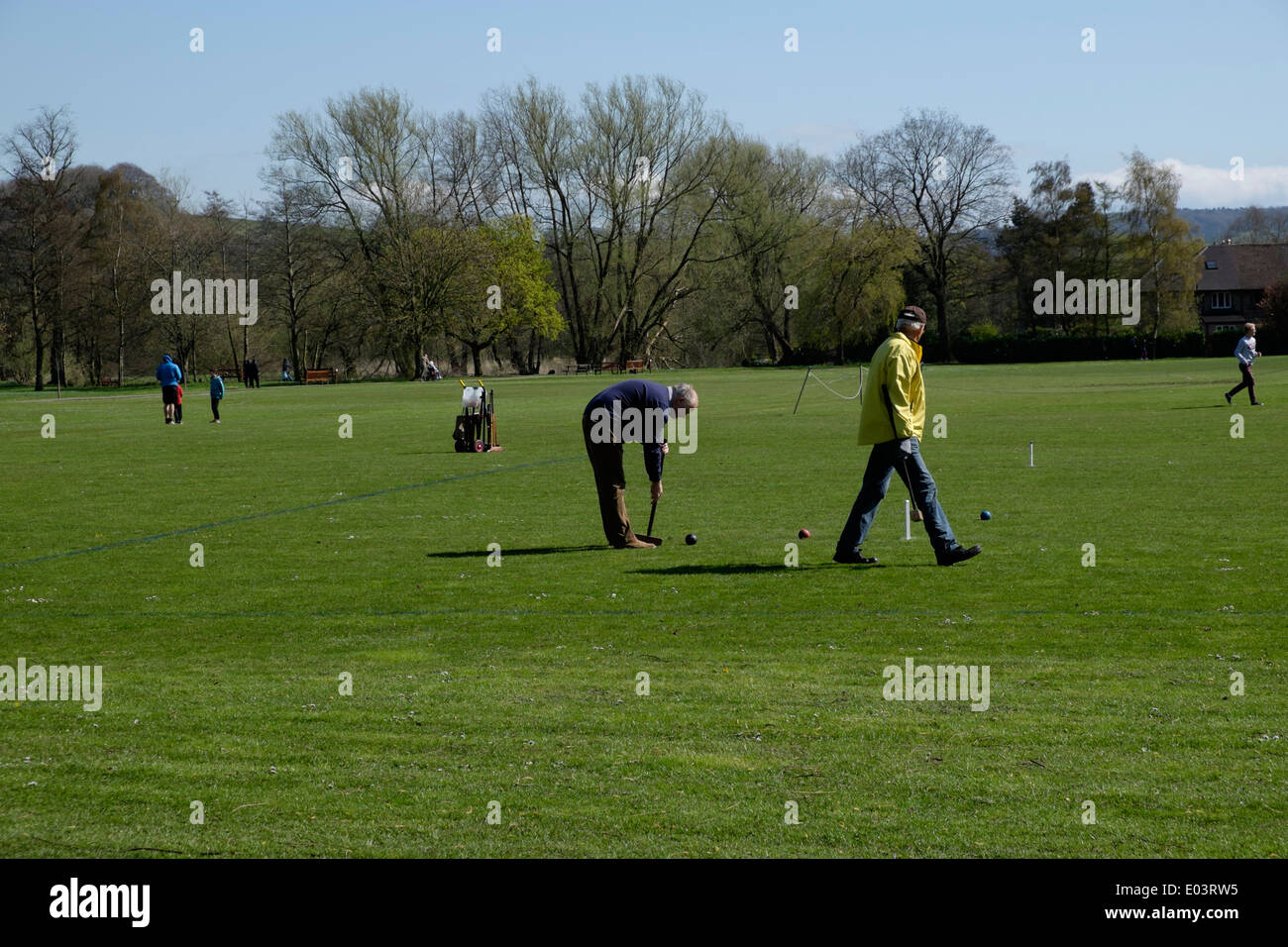 Deux hommes à l'ancien jeu anglais sur la pelouse de croquet sur le terrain de cricket de Bakewell Derbyshire Peak District Banque D'Images