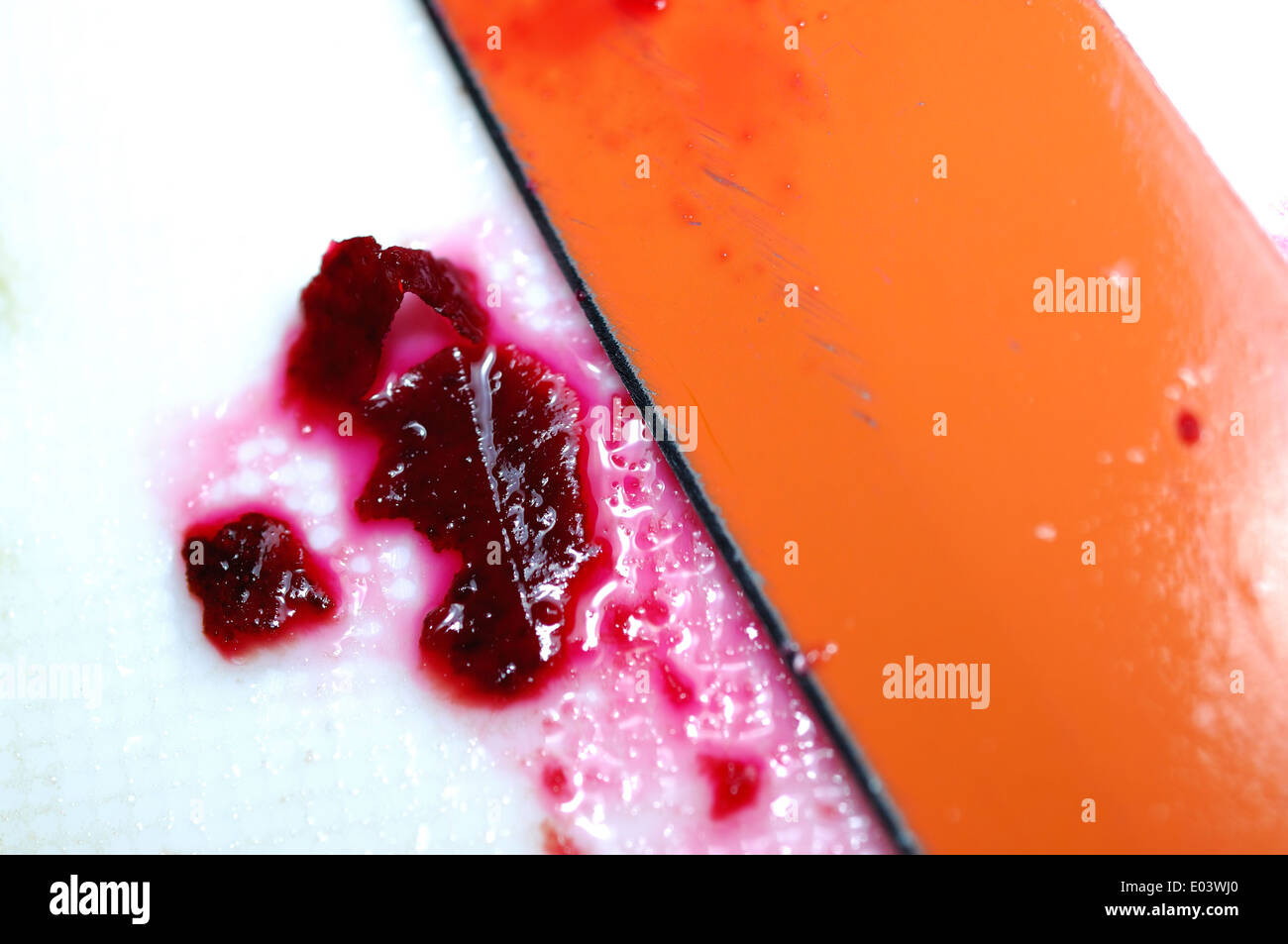 Lame de couteau et de betterave sur planche à découper Banque D'Images