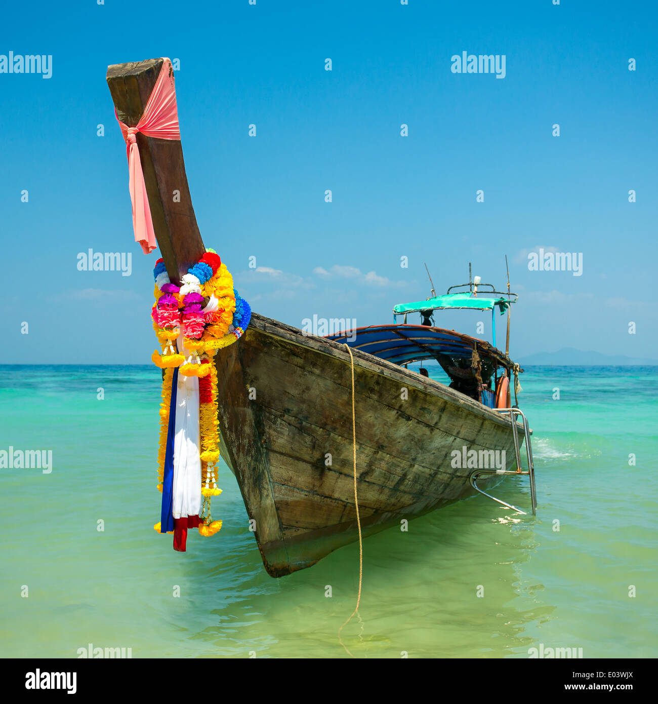Bateau Longtail au Tropical Beach dans la mer d'Andaman, Thaïlande Banque D'Images