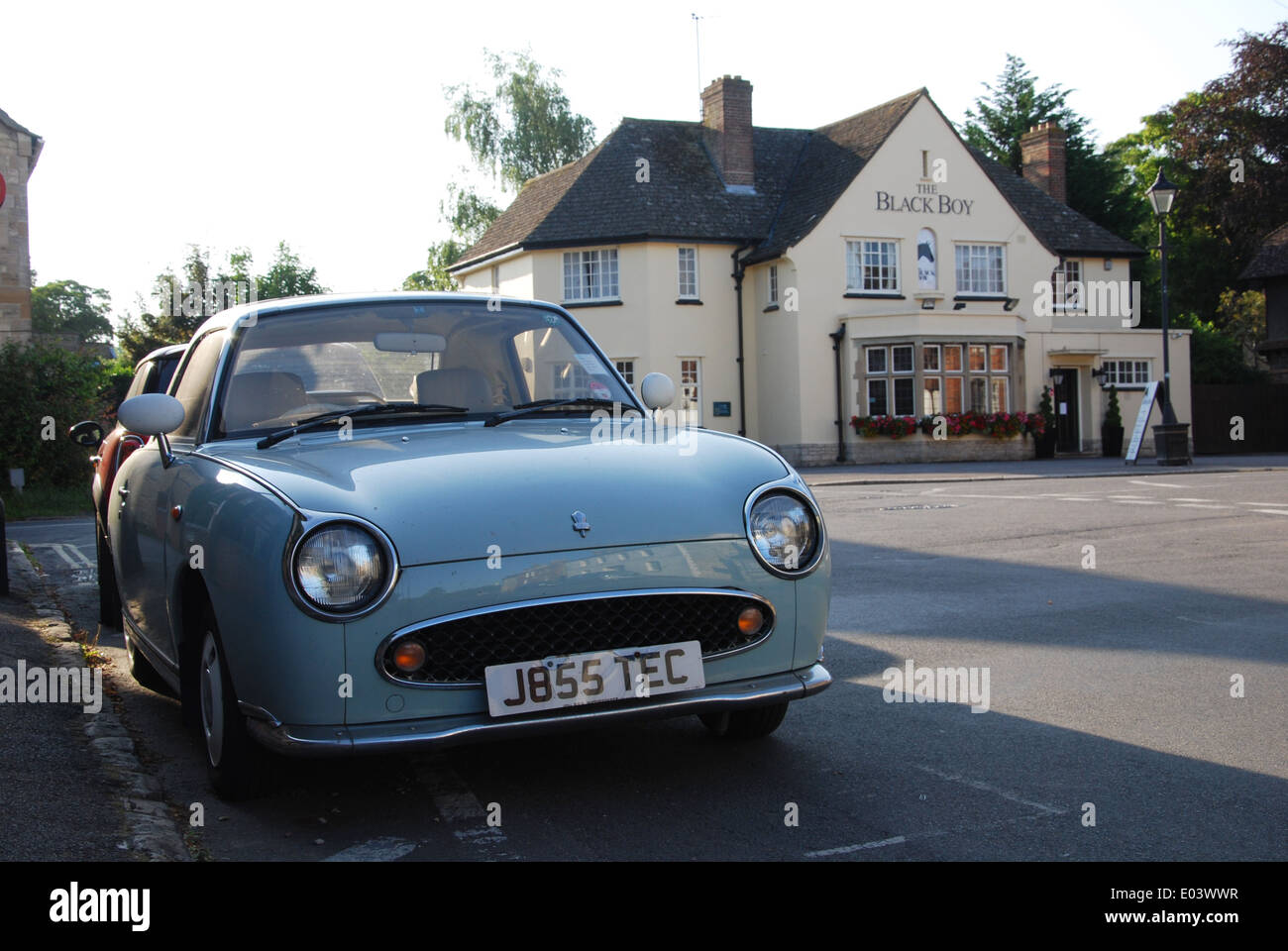 Nissan Figaro près du garçon noir pub, à Oxford Royaume-Uni Banque D'Images